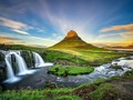 Ngon Kirkjufell có độ cao 1519 ft ( 463m) so với mặt nước biển, có lẽ đây là ngọn núi được chụp ảnh nhiều nhất ở Ai-Len (IceLand). Bức ảnh trên là một trong những bức ảnh đẹp chụp ngon núi này