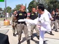 Thị trưởng thành phố Mataram, Indonesia, ông Ahyar Abduh tung cước kiểm tra sức chịu đựng của nhân viên cảnh sát. Ảnh minh họa video