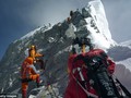 Các vận động viên leo núi chinh phục đỉnh Everest