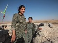 Nữ chiến binh người Kurd trên chiến trường Afrin - ảnh minh họa Masdar News