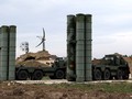 Hệ thống tên lửa S-400 Triumf S-400 Triumf của Nga tại căn cứ quân sự Nga Hmeimim ở tỉnh Latakia ở tây bắc của Syria vào ngày 16.12.2015. / AFP / Paul GYPTEAU