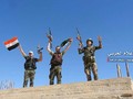 Quân đội Syria thượng cờ trên các khu dân cư vừa giải phóng ở Daraa. Ảnh minh họa video Hezbollah