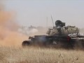 Xe tăng quân đội Syria tiến công trên chiến trường đông Daraa. ảnh video Hezbollah
