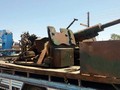 Lực lượng Hồi giáo cực đoan giao nộp vũ khí trang bị hạng nặng ở thành phố Bosra al-Sham. Ảnh SANA