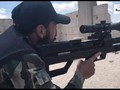 Một xạ thủ bắn tỉa của FSA tham gia chiến đấu chống IS ở Daraa. Ảnh minh họa video