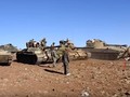 Một phân đội tăng thiết giáp của quân đội Syria trên sa mạc Sweida. Ảnh minh họa Masdar News