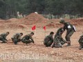 Huấn luyện viên người Nga đang tập huấn công tác dò mìn cho các học viên công binh tương lai của quân đội Syria. Ảnh Rusvesna