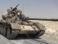 Xe tăng quân đội Syria tấn công trên hoang mạc Sweida. Ảnh minh họa South Front