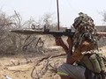 Một chiến binh Houthi chiến đấu trên chiến trường Yemen. Ảnh minh họa video Houthi