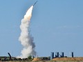 Tổ hợp tên lửa phòng không S-300 trên chiến trường sa mạc. Ảnh minh họa Shouth Front