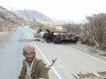 Chiến binh Houthi phá hủy một xe tăng T-55 của nhóm vũ trang trung thành với ông Hadi được Ả rập Xê út hậu thuẫn. Ảnh Yemen Observer