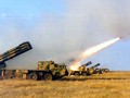 Các tổ hợp pháo phản lực Smerch phóng rocket. Ảnh minh họa TASS