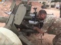 Binh sĩ quân đội Syria sử dụng pháo săn tăng "Rapira" MT-12. Ảnh minh họa video Sputnik