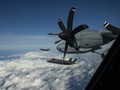 Các máy bay tiêm kích tàng hình F-35B tiếp dầu trên Biển Đông. Ảnh: Military.com.