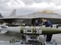 Lắp bom cho máy bay tiêm kích tàng hình F-22 Raptor. Ảnh Defence.Blog