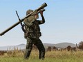 Binh sĩ Venezuela phóng tên lửa MANPAD Igla.