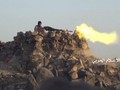 Một chiến binh Houthi chiến đấu trên cao điểm ở tình Dali. Ảnh minh họa truyền thông quân sự Yemen.