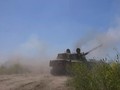Pháo tự hành 2S1 Hoa cẩm chướng tấn công chiến tuyến quân đội Ukraine trên vùng Donetsk. Ảnh Video RT.