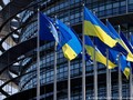 Cờ của EU và Ukraine trước tòa nhà Nghị viện châu Âu. Ảnh ĐW