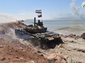 Xe tăng Syria vượt vật cản tấn công. Ảnh Bộ Quốc phòng Syria.