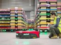 Một nhân viên của Mushiny kiểm tra một robot di động tự động tại một nhà kho ở Australia. Ảnh China Daily.