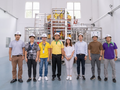 Các nhà khoa học và kỹ sư Thái Lan chụp ảnh trước máy Tokamak 1 (TT-1) tại thành phố Hợp Phì, tỉnh An Huy phía đông Trung Quốc, ngày 24/8/2022. Ảnh Xinhua