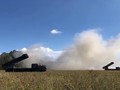 Khẩu đội pháo phản lực tên lửa "Tornado-S" tấn công phá hủy hạ tầng quân sự quân đội Ukraine. Ảnh Video RT.