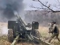 Quân đội Ukraine, sử dụng lựu pháo M101 105 mm pháo kích chiến tuyến quân đội Nga ở Donetsk. Ảnh video Military Ukraine.