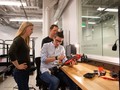 Tommaso Lenzi điều chỉnh chân giả Utah Bionic Leg trong phòng thí nghiệm. Ảnh Phòng thí nghiệm Lenzi.