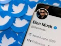 Hồ sơ Twitter của Elon Musk trên điện thoại được chụp ngày 28/4/2022. Ảnh CNBC