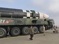 Tên lửa đạn đạo Triều Tiên trên sân bay quốc tế Bình Nhưỡng tháng 11/2022. Ảnh KCNA / KNS / AFP