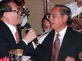  Cựu Tổng thống Philippines Fidel Ramos (bên phải) và cựu Chủ tịch Trung Quốc Giang Trạch Dân cùng hát ở một buộc tiệc chiêu đãi cấp nhà nước tại Dinh Malacanang, Manila, Philippines vào ngày 26/11/2016. Ảnh AFP.