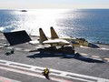 Máy bay chiến đấu J-15 Trung Quốc tập cất hạ cánh trên tàu sân bay Liêu Ninh (Ảnh tư liệu)