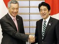 Thủ tướng Singapore Lý Hiển Long và Thủ tướng Nhật Bản Shinzo Abe. Ảnh: AFP
