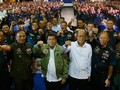 Tổng thống Philippines Rodrigo Duterte và Bộ trưởng Quốc phòng Philippines Delfin Lorenzana (áo trắng).