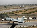 Các máy bay chiến đấu của Không quân Ấn Độ tiến hành diễn tập cất hạ cánh trên đường cao tốc. Ảnh: Cankao