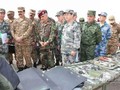 Sáng ngày 3/8/2016, lãnh đạo Quân đội 4 nước Afghanistan, Trung Quốc, Pakistan và Tajikistan quan sát trưng bày trang bị chống khủng bố. Ảnh: Cankao