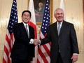 Ngoại trưởng Nhật Bản Fumio Kishida và Ngoại trưởng Mỹ Rex Tillerson. Ảnh: The Japan Times