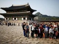 Du khách Trung Quốc tại cung điện Gyeongbok, Hàn Quốc vào tháng 10/2016. Ảnh: Sina