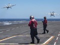 Hai máy bay chiến đấu Hornet liên tục cất cánh trên tàu sân bay Mỹ. Ảnh: Cankao