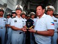 Ngày 1/5/2017, Tổng thống Philippines Rodrigo Duterte lên thăm tàu chiến hải quân Trung Quốc. Ảnh: AP/Philippine Star