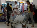 Người dân đi mua thức ăn ở Thủ đô Qatar ngày 6/6/2017. Ảnh: Tân Hoa xã