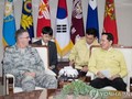 Bộ trưởng Quốc phòng Hàn Quốc Song Young-moo tiếp Tư lệnh Bộ tư lệnh Chiến lược Mỹ John Hyten. Ảnh: Yonhap.