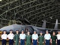 Đoàn đại biểu quân đội Việt Nam sang thăm Nhật Bản và chụp ảnh trước máy bay chiến đấu F-15J Nhật Bản. Ảnh: Sohu.