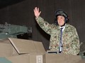 Thủ tướng Nhật Bản Shinzo Abe ngồi trên xe tăng vào ngày 27/4/2013.