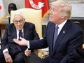 Cựu Ngoại trưởng ỹ Henry Kissinger và Tổng thống Mỹ Donald Trump. Ảnh: Business Insider.