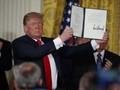 Tổng thống Mỹ Donald Trump ký sắc lệnh thành lập lực lượng vũ trụ. Ảnh: Cankao.
