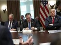 Tổng thống Mỹ Donald Trump (bên phải) trong một cuộc họp nội các Chính phủ Mỹ bàn về biện pháp chống Trung Quốc. Ảnh: Sina.