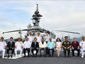 Ngày 1/9/2018, Tổng thống Philippines Rodrigo Duterte và các quan chức quân đội, quốc phòng Philippines lên thăm tàu sân bay trực thăng Kaga của Lực lượng phòng vệ Nhật Bản. Ảnh: Sina.