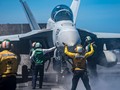 Chiến đấu cơ chuẩn bị xuất kích trên tàu sân bay USS Carl Vinson của Mỹ